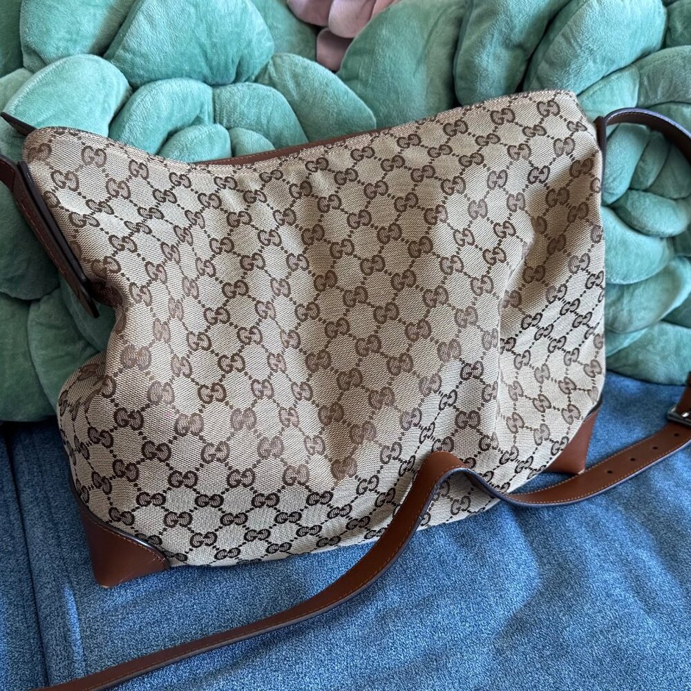 Great GG Canvas Messenger Bag! - Picture 2 of 10